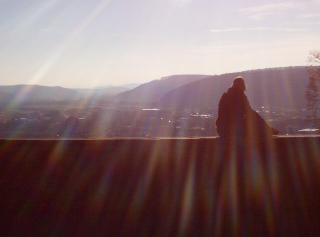 Girl on Mauer - MR.JPG